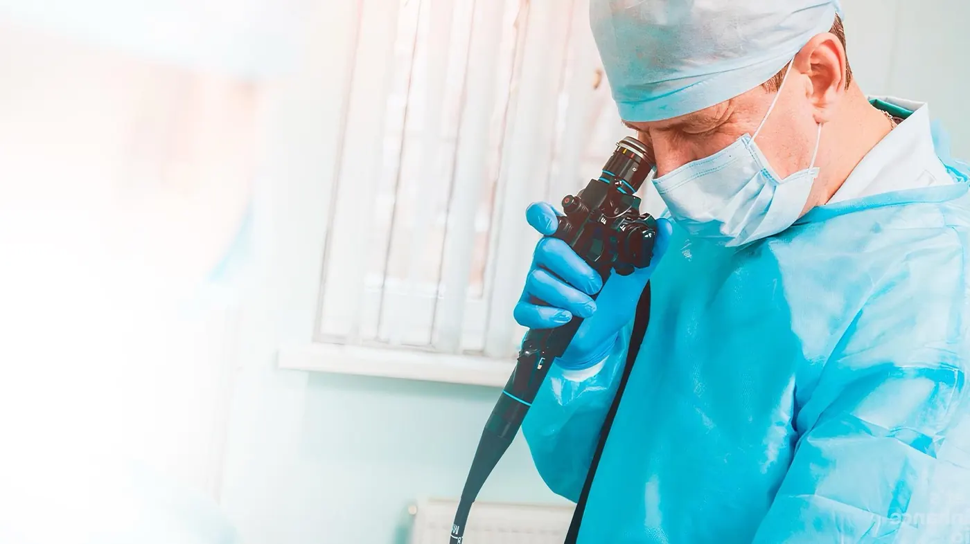 Médico endoscopista durante exame